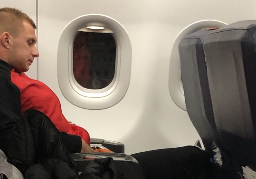Футболист Дмитрий Баринов в самолете рейса Москва - Нур-Султан. © Twitter/UgodnikOnTour