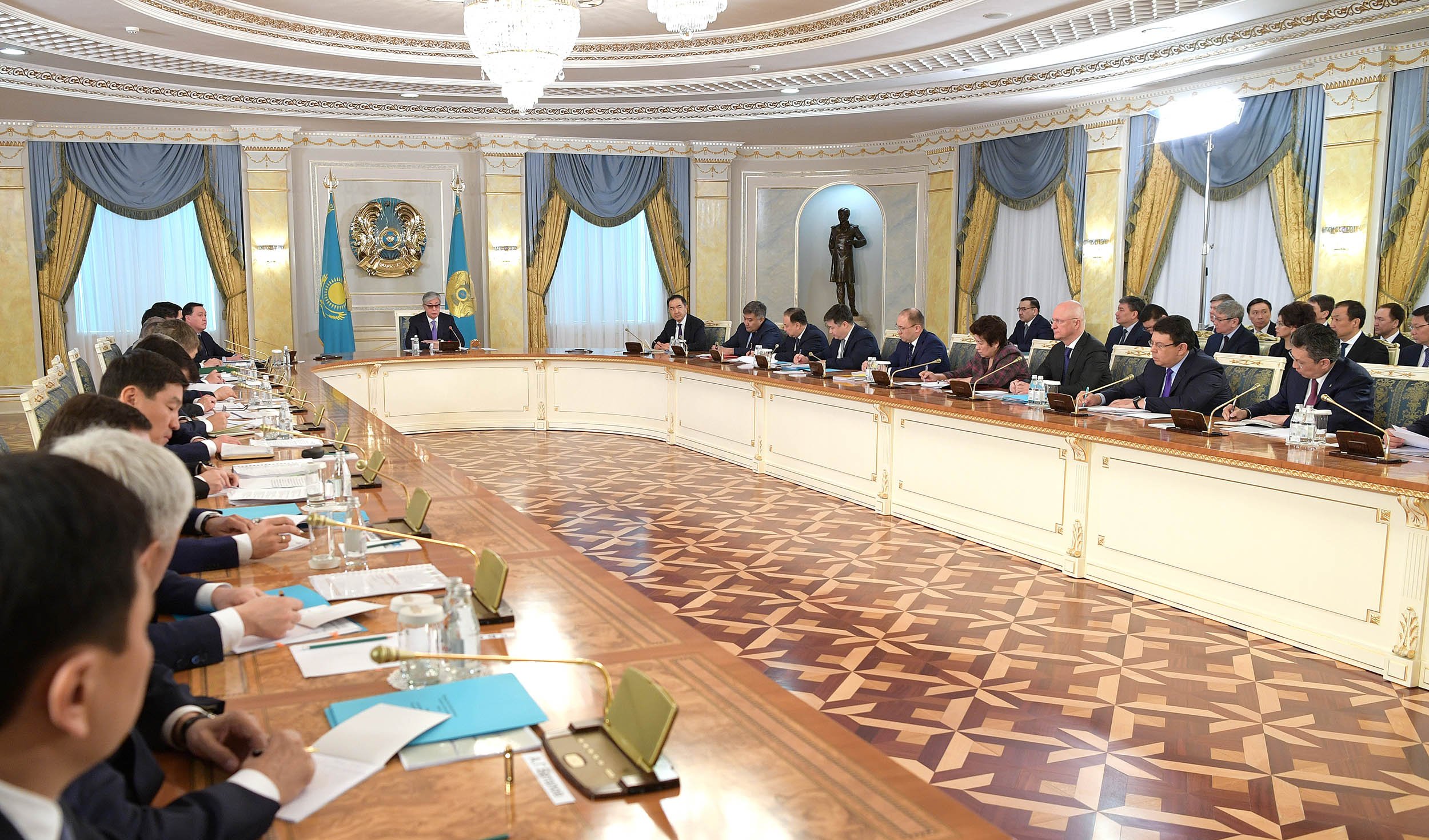 Токаев поручил акимам работать в соцсетях