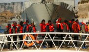Мигранты захватили спасшее их судно в Средиземном море