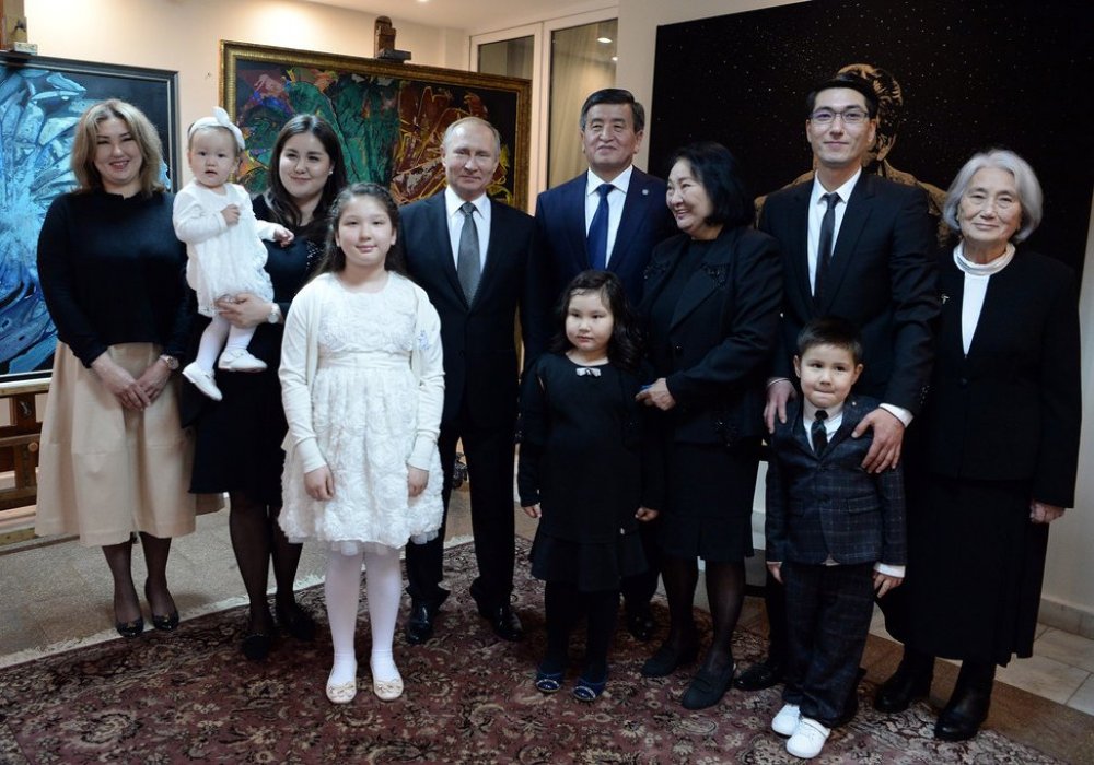 Пользователи обсуждают одну из фотографий Путина в Бишкеке