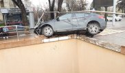 Chevrolet повис над пешеходным переходом в центре Алматы