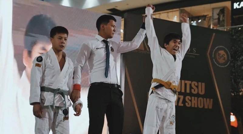 Чемпионы по джиу-джитсу провели бои в ТРЦ "Хан-Шатыр"