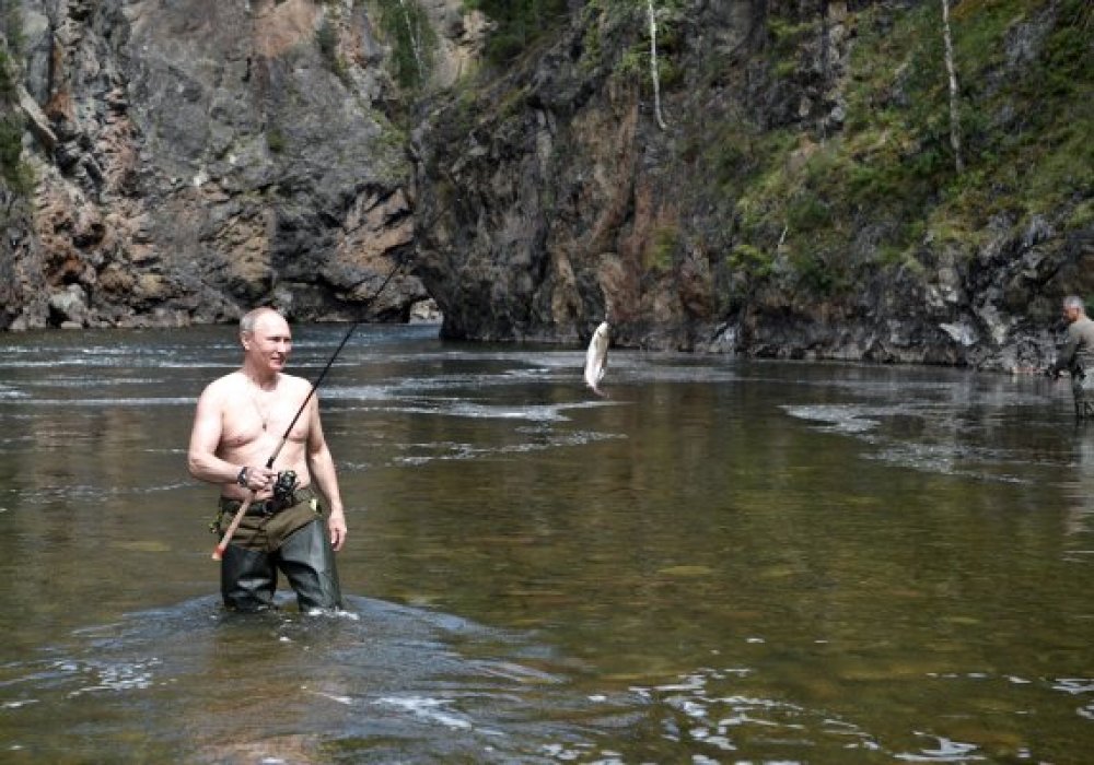 Путин во время рыбалки на каскаде горных озер в Туве. © РИА Новости
