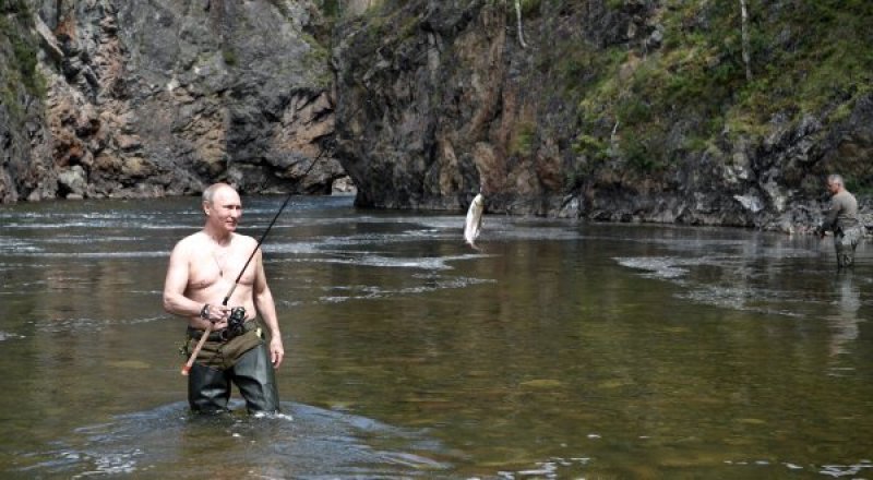 Путин во время рыбалки на каскаде горных озер в Туве. © РИА Новости