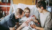 Американка в 61 год родила внучку для сына и его мужа