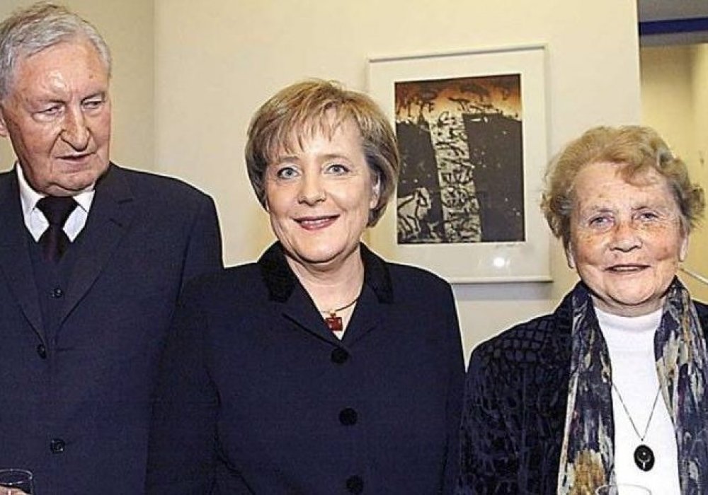Ангела Меркель с отцом и матерью. Фото 2005 года. © bild.de 