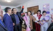 В Талдыкоргане родителям тройняшек подарили квартиру
