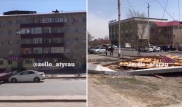 Крыша жилого дома упала на автомобили в пригороде Атырау