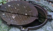 В Алматы канализационные колодцы закроют двумя крышками