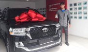 Герой ролика "Казах побеждает 37 корейцев подряд" подарил тренеру новый Land Cruiser