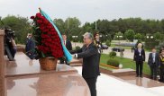 Токаев возложил цветы к Монументу независимости и гуманизма в Ташкенте