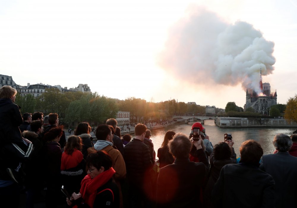 Крыша горящего собора Парижской Богоматери обрушилась