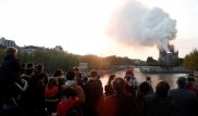 Крыша горящего собора Парижской Богоматери обрушилась