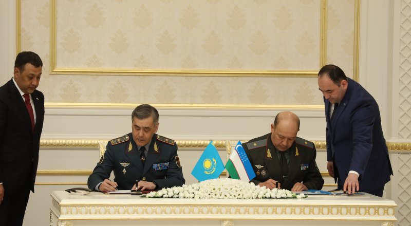 Казахстан и Узбекистан подписали соглашения по развитию военного сотрудничества