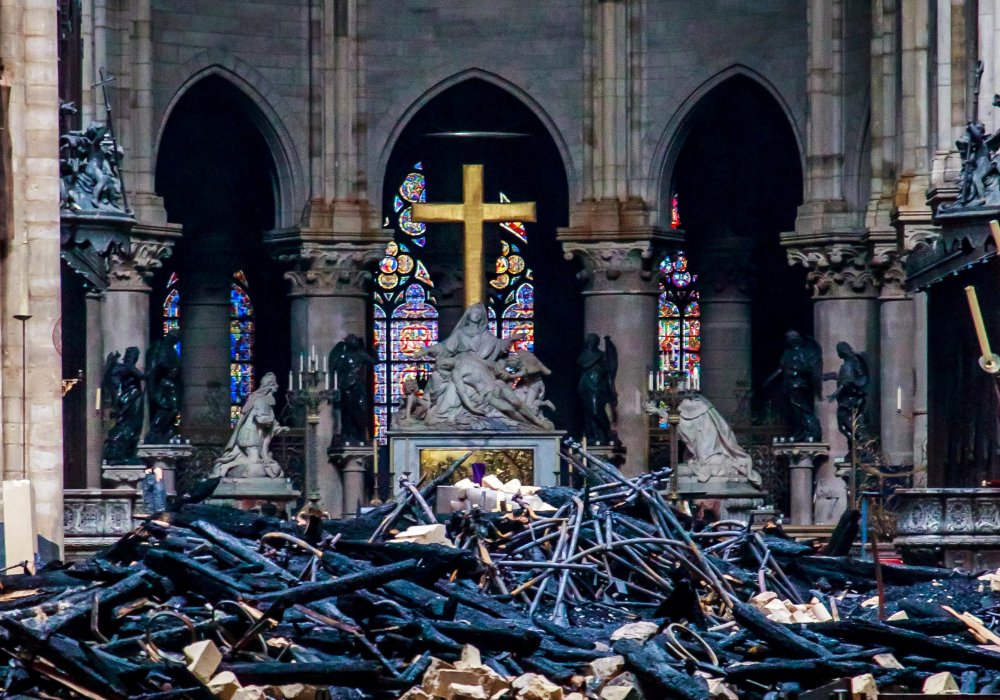 Вид внутри собора Нотр-Дам после пожара ©Reuters