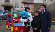 Мальчику из видео про "ужасный двор" установили детскую площадку