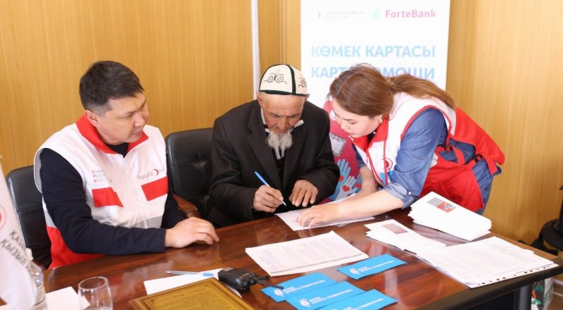 Организаторы проекта "Карта помощи" помогли пострадавшим от паводков в Карагандинской области
