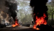 Машины поджигают в Париже на марше "желтых жилетов". Есть пострадавшие