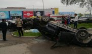 Nissan и Escalade перевернулись после столкновения в Алматы