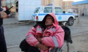В соцсетях обсуждают видео с попрошайкой на рынке в Атырау