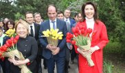 Алие Назарбаевой подарили тюльпаны "Казахстан"