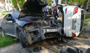 BMW X6 снес светофор и угодил в арык после ДТП с Hyundai Accent в Алматы