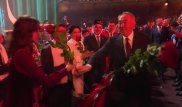 Назарбаев раздал розы на сессии АНК