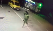 Дерзкое ограбление супермаркета попало на видео в Бишкеке