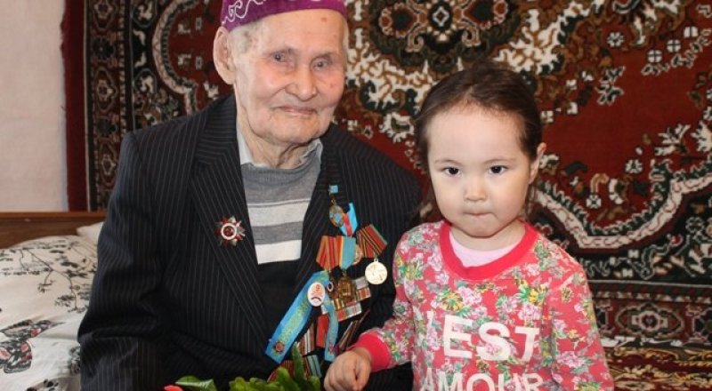 Каблен Касенов с правнучкой Инсаной © Фото предоставлено внучкой ветерана Асемгуль Касеновой