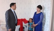 Аким уступил особняк многодетной семье в Зеренде