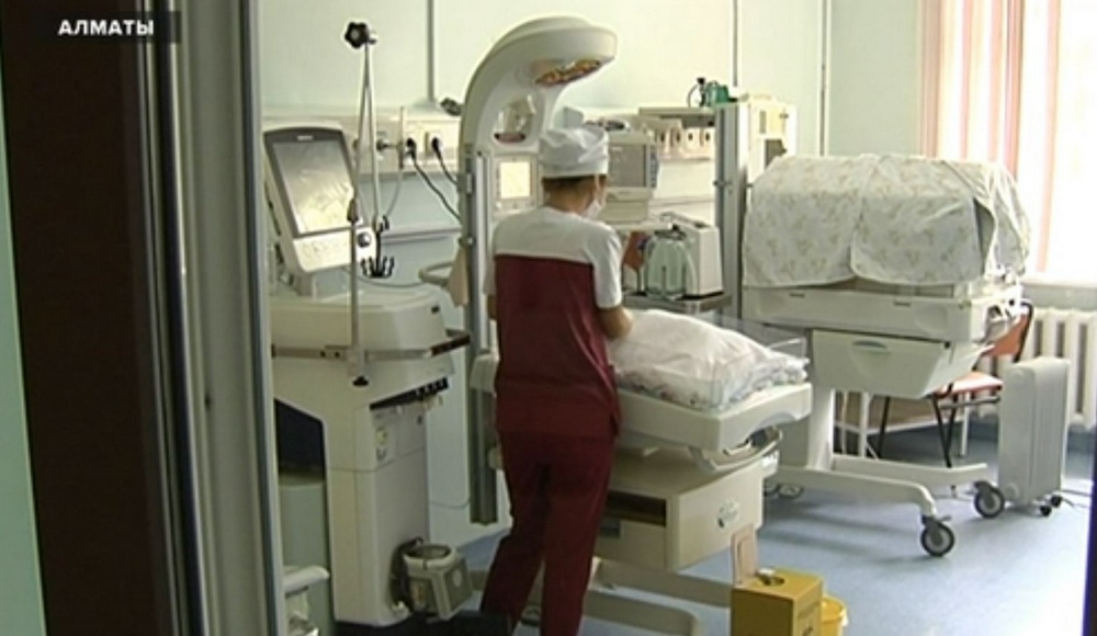 Новорожденной с редчайшим пороком помогли задышать врачи в Алматы