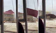 Ветер снес крышу с атырауской школы: в Сети появилось видео