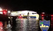 Boeing 737 с пассажирами оказался в реке в США