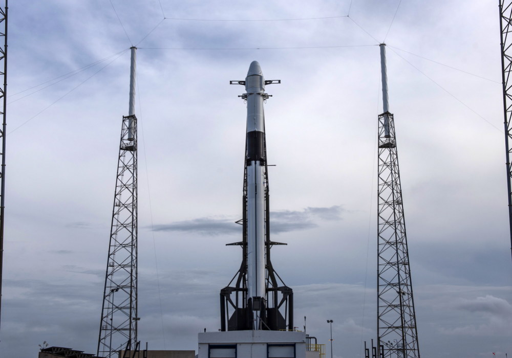 Falcon 9 с грузовым космическим кораблем Cargo Dragon. Фото:SpaceX