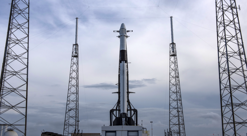 Falcon 9 с грузовым космическим кораблем Cargo Dragon. Фото:SpaceX