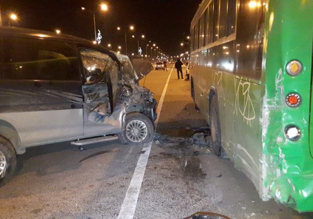 Водитель минивэна пострадал в результате ДТП с автобусом в Алматы
