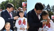 Байбек надел казахстанскую ленту Победы маленькому алматинцу