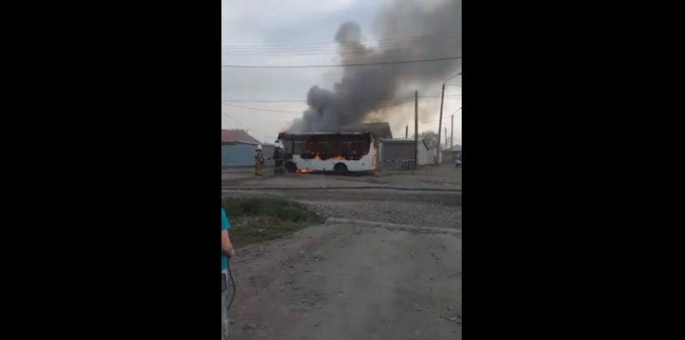 Люди едва успели выбежать - автобус сгорел в Петропавловске