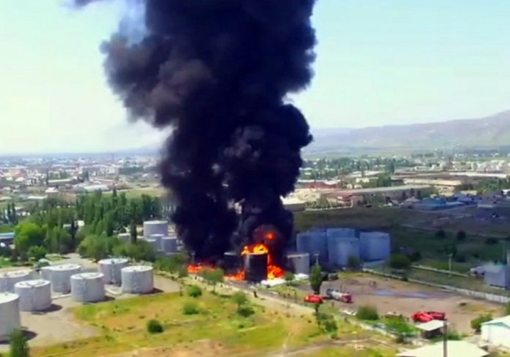Из-за пожара на нефтебазе Джалал-Абада эвакуировали 2000 человек