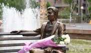 Скульптуру Шакена Айманова установили в Алматы