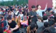 Раздача мороженого в Жанаозене обернулась давкой и руганью