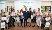 Многодетным матерям вручили ключи от квартир в Алматы