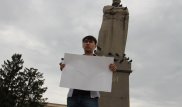 Парня с пустым плакатом из Уральска признали негодным к воинской службе