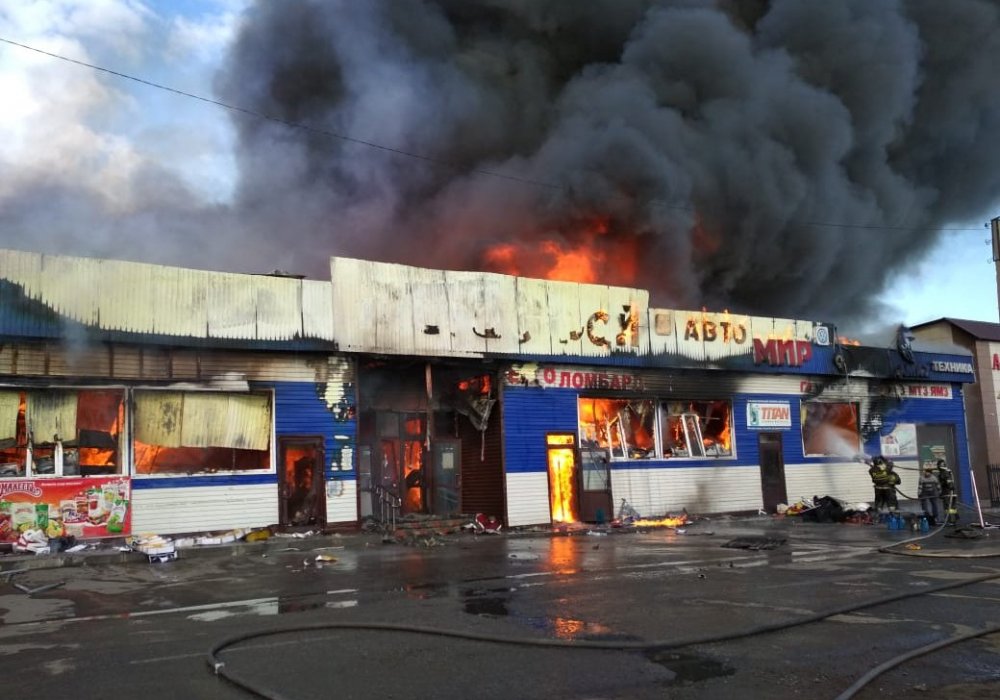 Крупный пожар в СКО: сгорел торговый центр