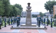 Памятник первому министру обороны Казахстана установили в Алматы