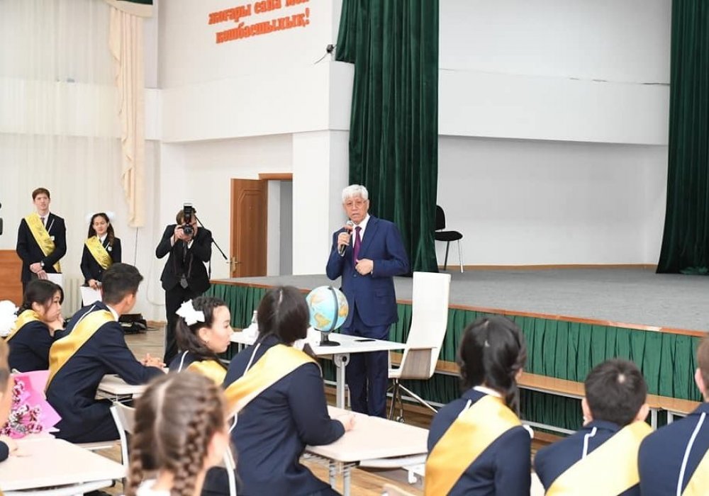 Амандык Баталов провел открытый урок для школьников