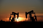 Цены на нефть снижаются из-за растущего торгового конфликта США и КНР