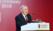 "Тратились огромные народные деньги". Назарбаев обратился к выпускникам НУ