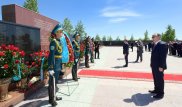 Токаев и Туск склонили головы перед Аркой скорби в АЛЖИРе