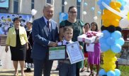 Даниал Ахметов подарил путевку в лагерь второкласснику за спасение малыша